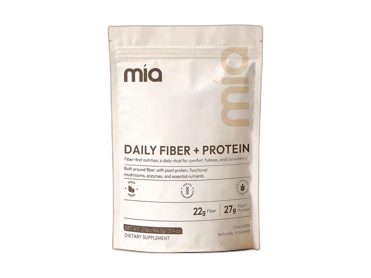 Mía Chocolate Fiber + Protein Shake pouch isolated on a transparent background