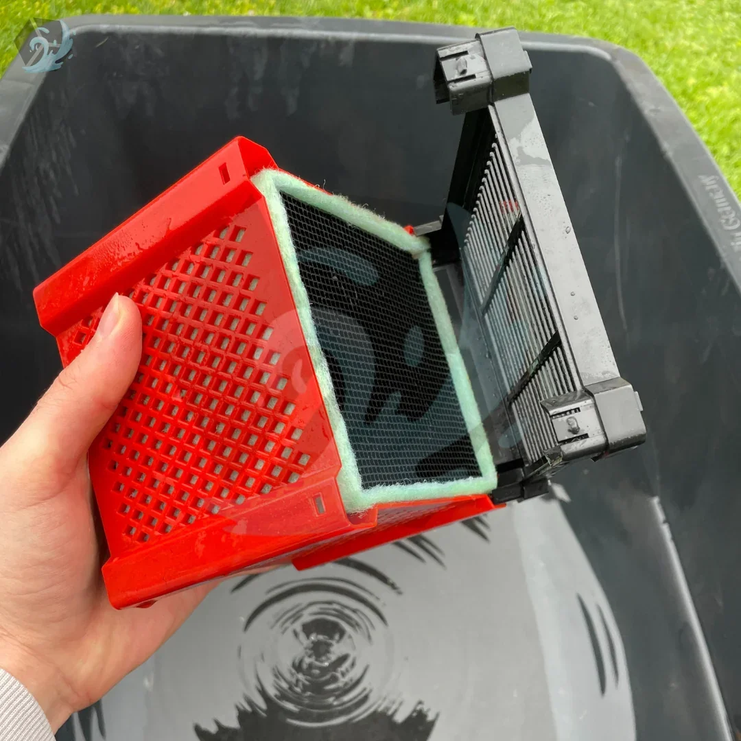 Filter Natur SeasonCube held above a horse water trough